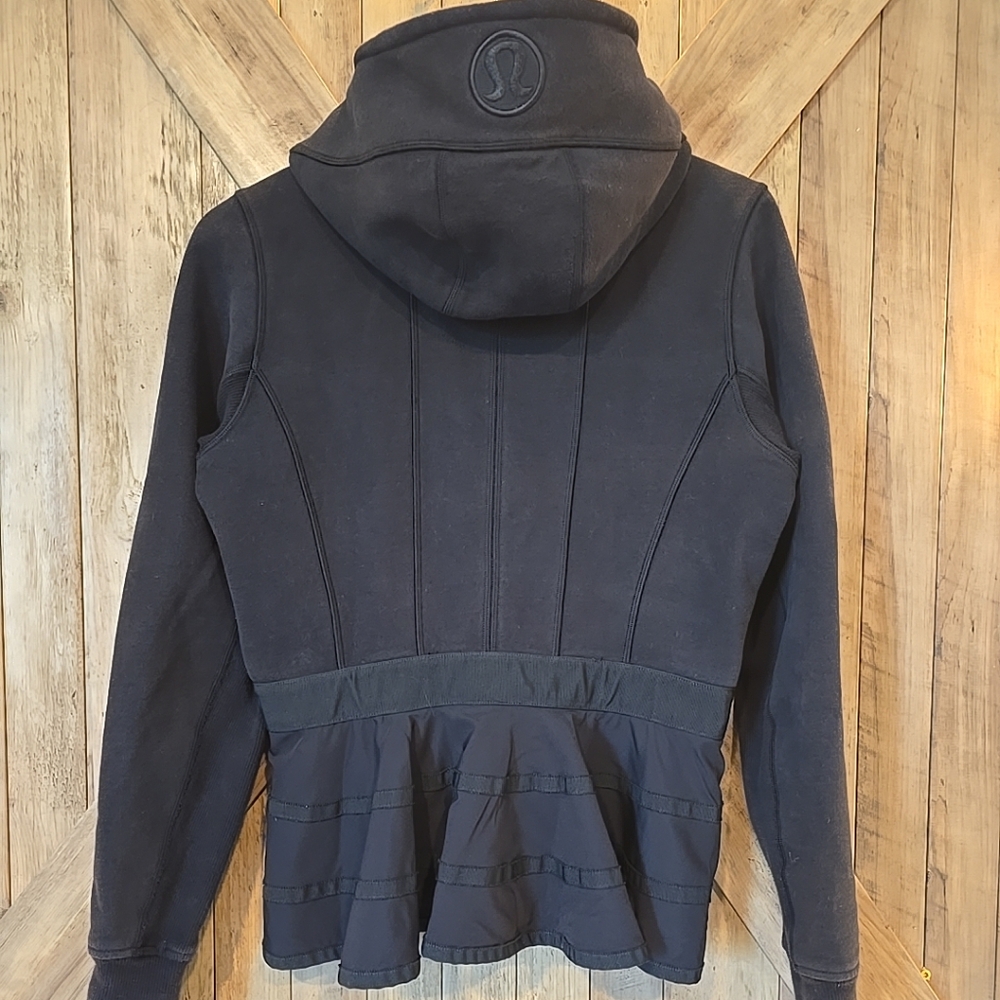 Lululemon 2013 Hiver Ruffled Up Special Edition 8 RARE Size 8